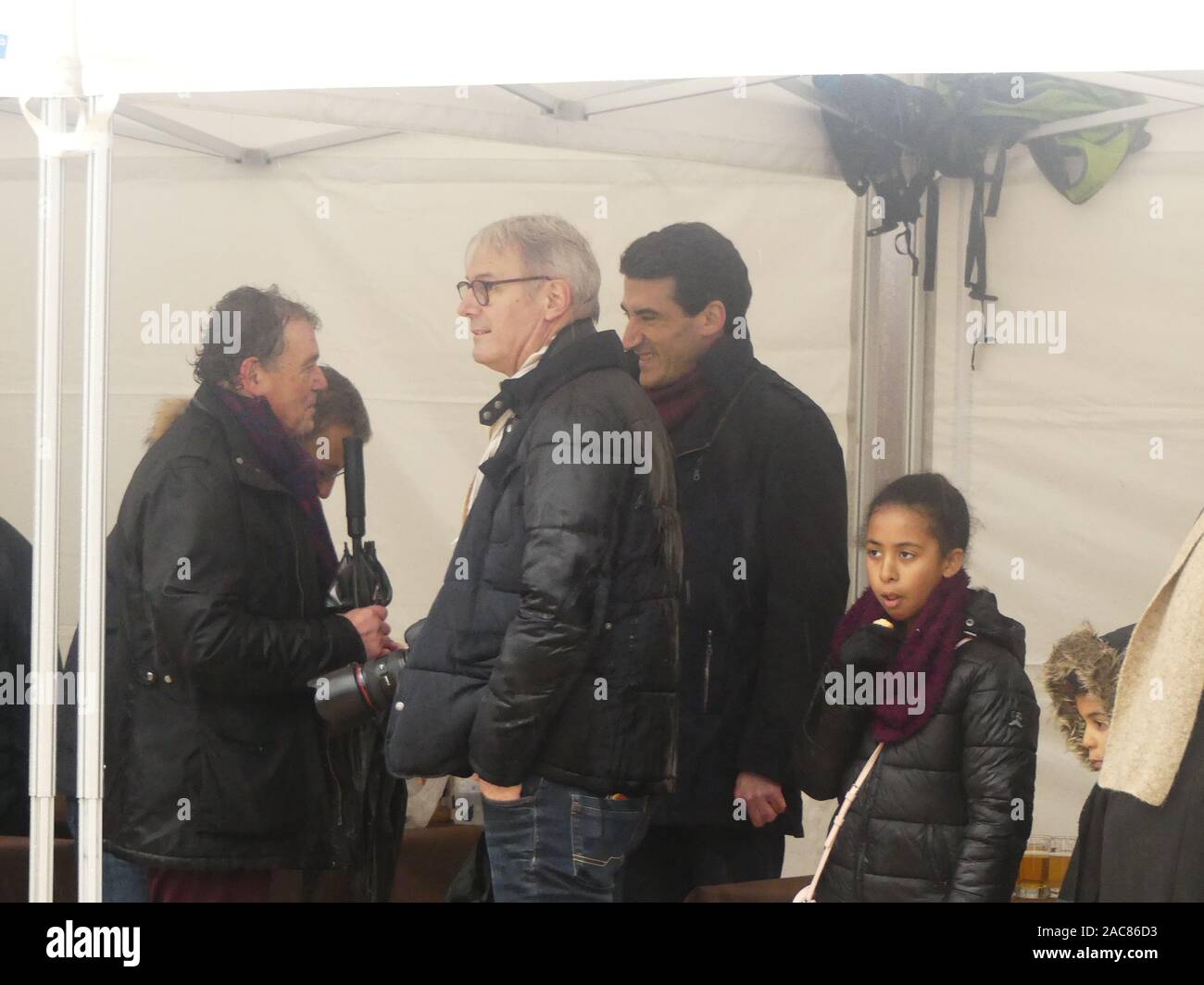 Die erste monumentale Skulptur des Bildhauers Franck Ayroles 'Les Demoiselles de la Brèche" wurde in Niort eröffnet eine große Volksmenge kamen, um ihn zu bewundern. Stockfoto