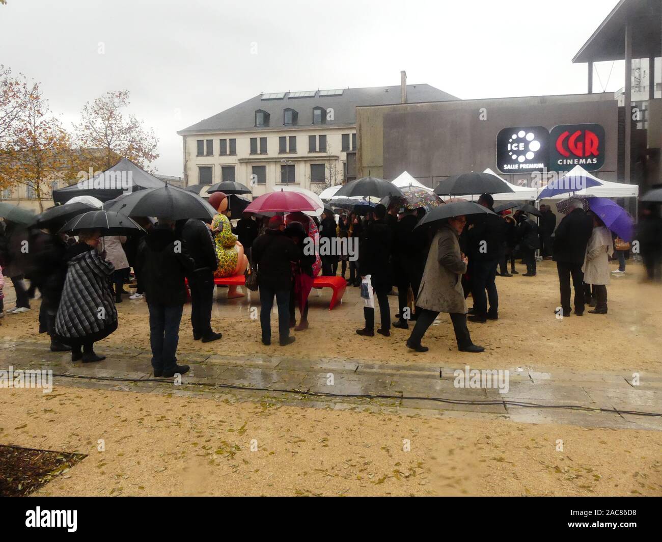 Die erste monumentale Skulptur des Bildhauers Franck Ayroles 'Les Demoiselles de la Brèche" wurde in Niort eröffnet eine große Volksmenge kamen, um ihn zu bewundern. Stockfoto