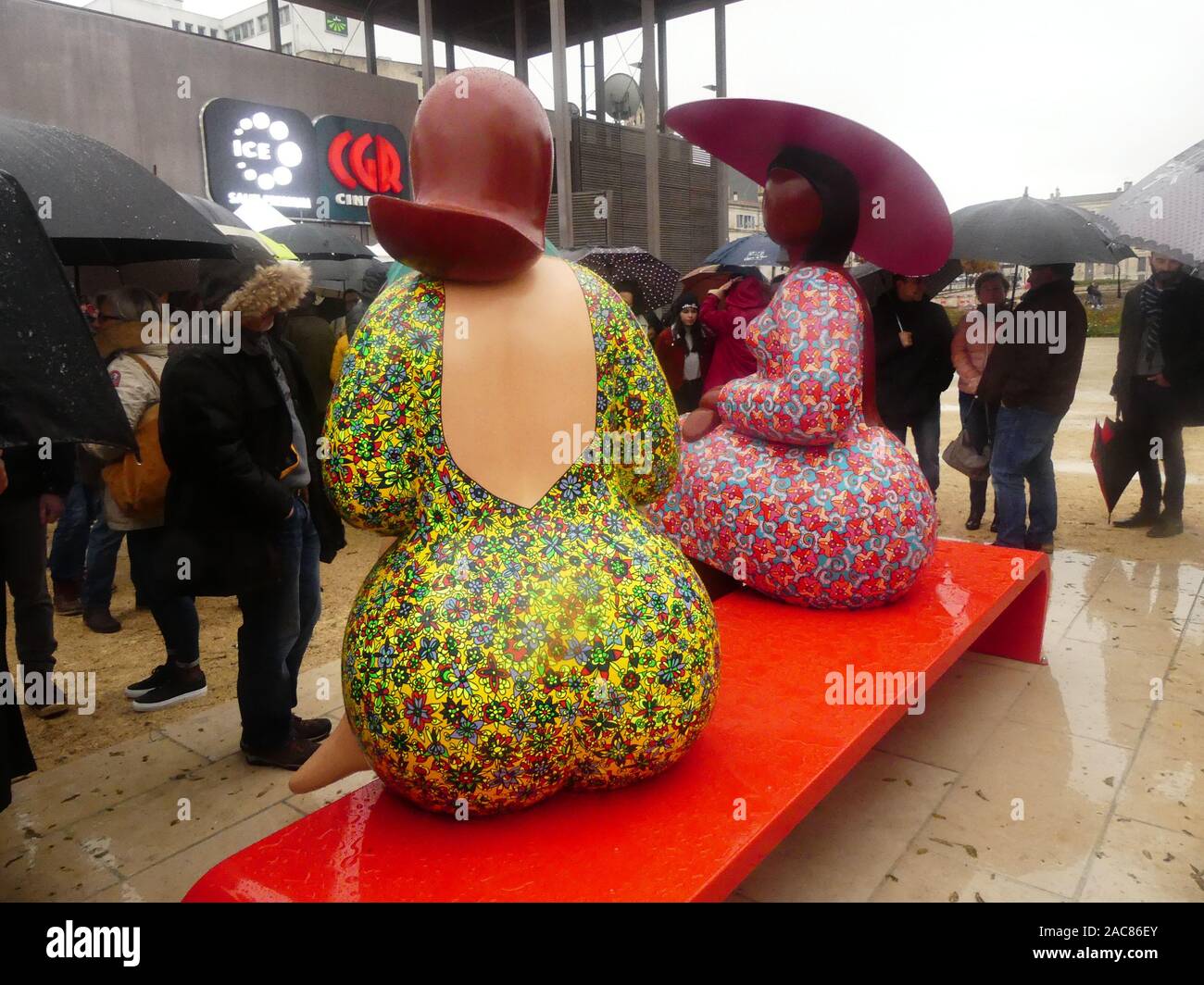 Die erste monumentale Skulptur des Bildhauers Franck Ayroles 'Les Demoiselles de la Brèche" wurde in Niort eröffnet eine große Volksmenge kamen, um ihn zu bewundern. Stockfoto