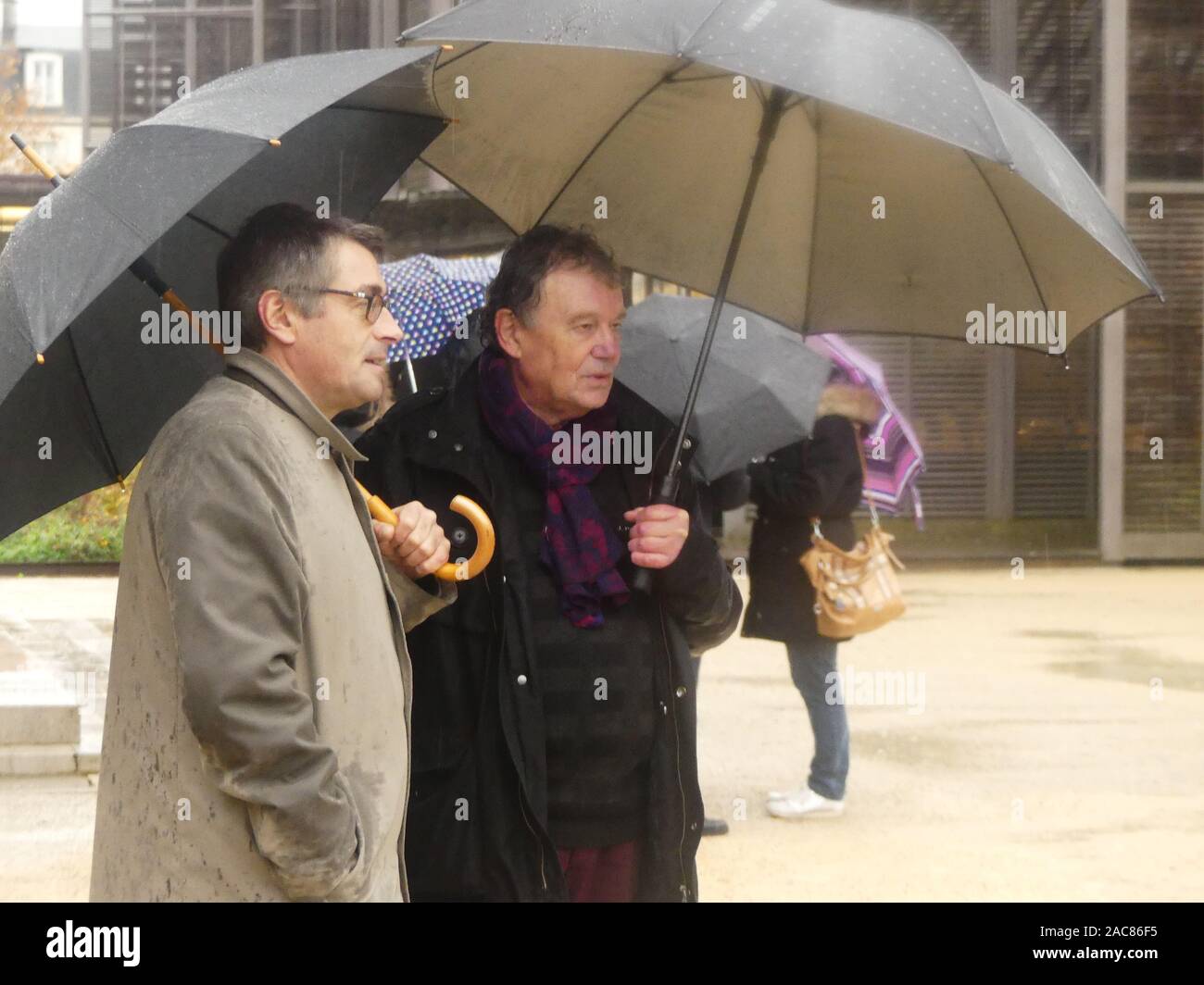 Die erste monumentale Skulptur des Bildhauers Franck Ayroles 'Les Demoiselles de la Brèche" wurde in Niort eröffnet eine große Volksmenge kamen, um ihn zu bewundern. Stockfoto