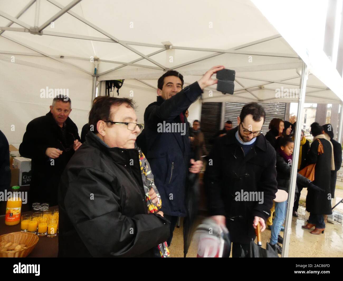 Die erste monumentale Skulptur des Bildhauers Franck Ayroles 'Les Demoiselles de la Brèche" wurde in Niort eröffnet eine große Volksmenge kamen, um ihn zu bewundern. Stockfoto
