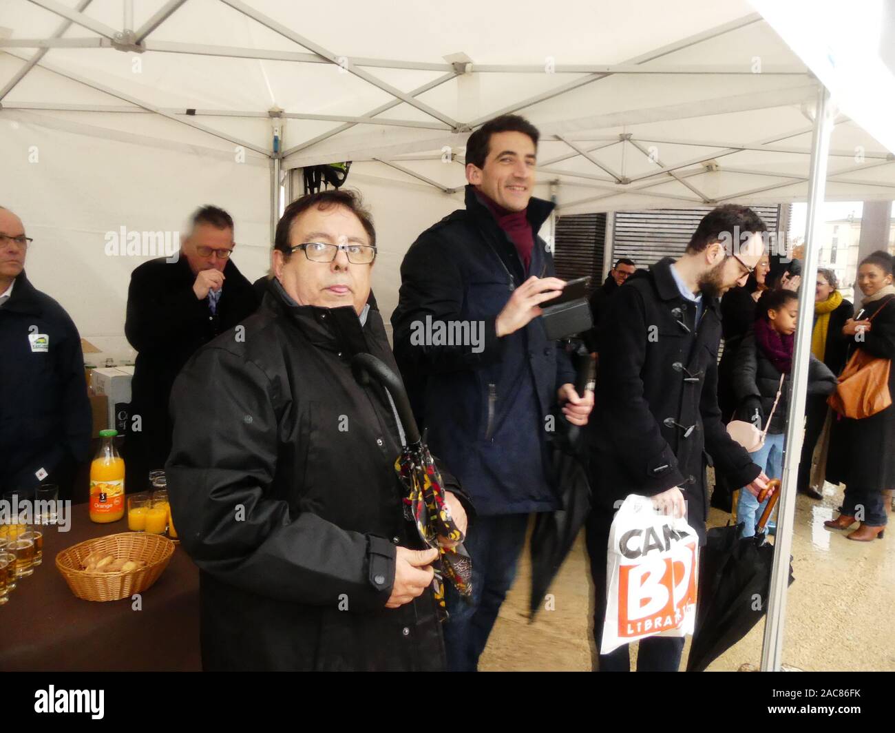 Die erste monumentale Skulptur des Bildhauers Franck Ayroles 'Les Demoiselles de la Brèche" wurde in Niort eröffnet eine große Volksmenge kamen, um ihn zu bewundern. Stockfoto