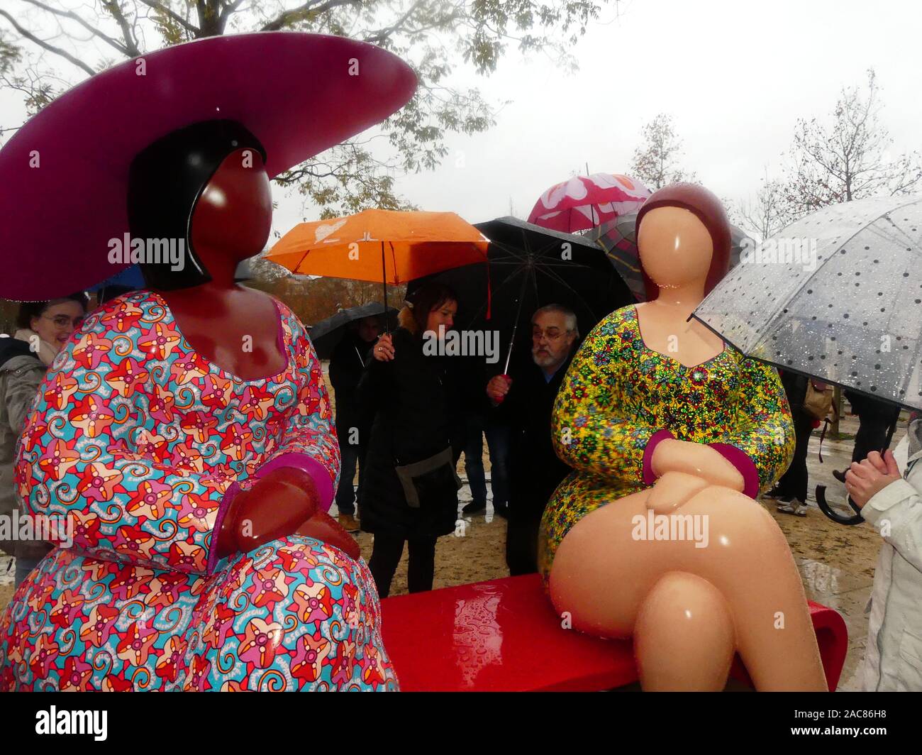 Die erste monumentale Skulptur des Bildhauers Franck Ayroles 'Les Demoiselles de la Brèche" wurde in Niort eröffnet eine große Volksmenge kamen, um ihn zu bewundern. Stockfoto