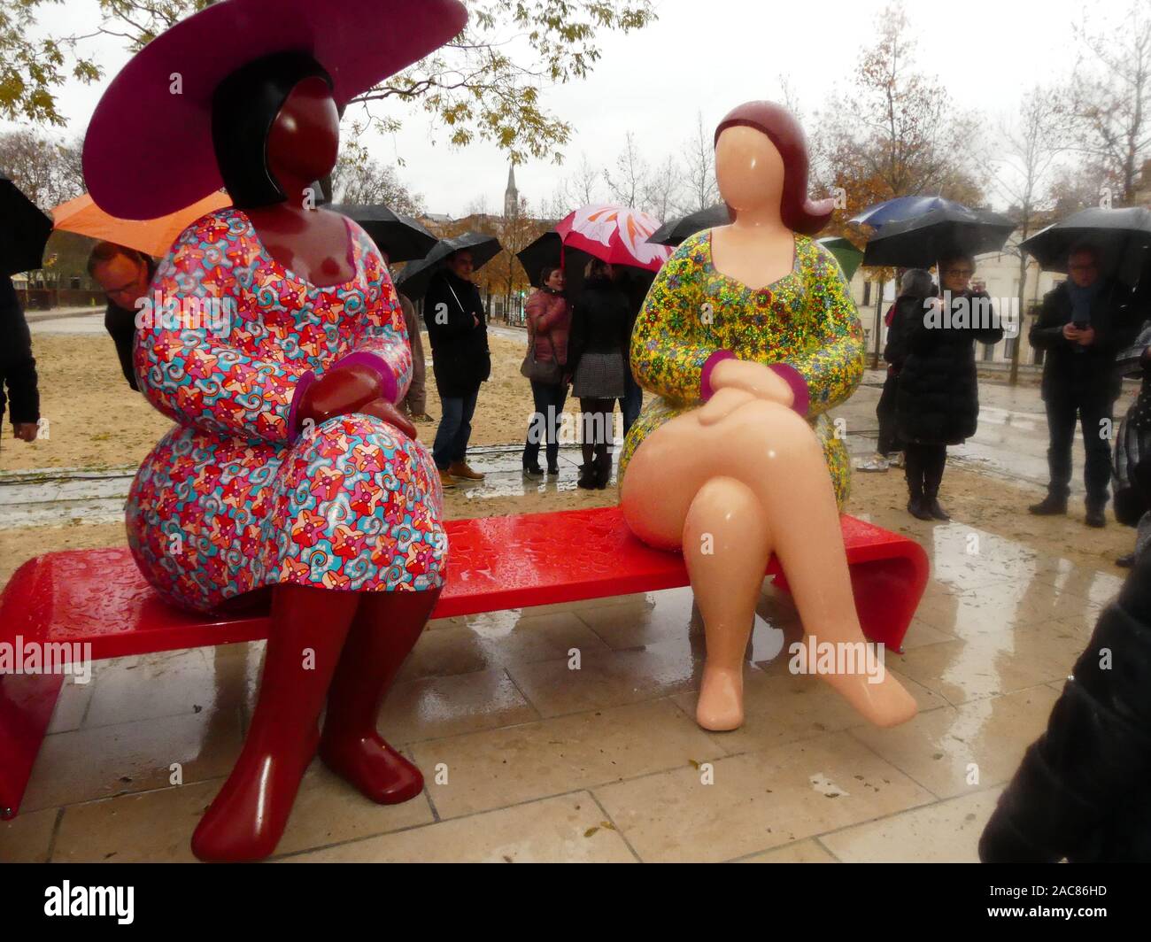 Die erste monumentale Skulptur des Bildhauers Franck Ayroles 'Les Demoiselles de la Brèche" wurde in Niort eröffnet eine große Volksmenge kamen, um ihn zu bewundern. Stockfoto