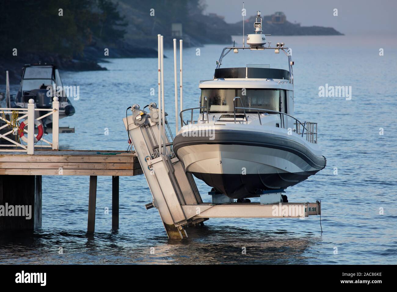Eine private Yacht in der Nähe von Hasseludden, Stockholm, Schweden geparkt Stockfoto