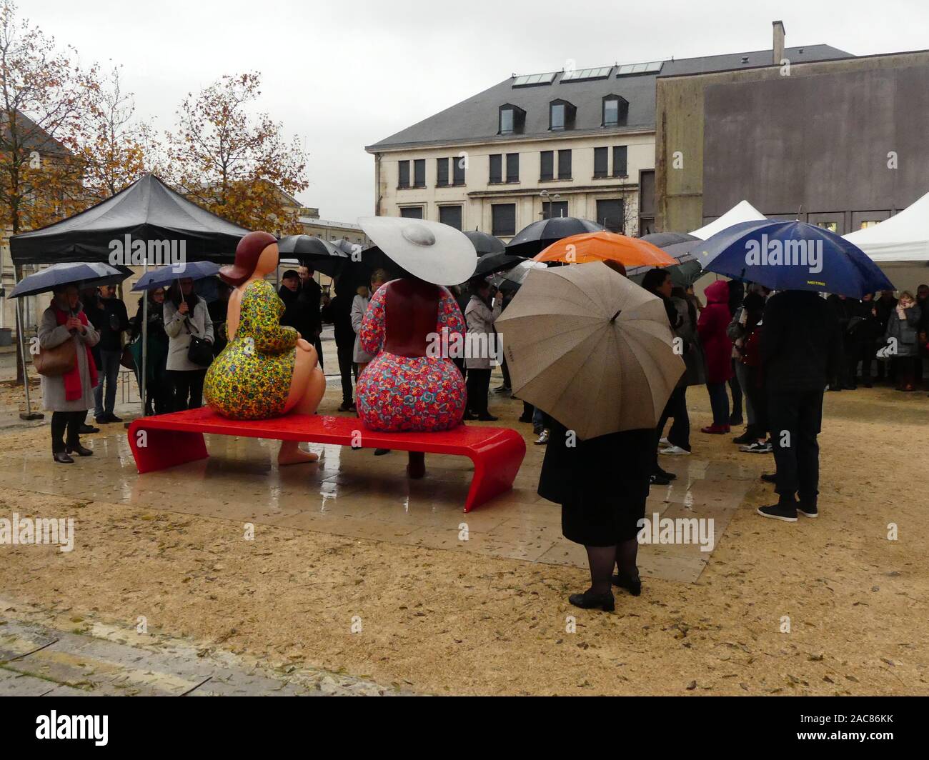 Die erste monumentale Skulptur des Bildhauers Franck Ayroles 'Les Demoiselles de la Brèche" wurde in Niort eröffnet eine große Volksmenge kamen, um ihn zu bewundern. Stockfoto