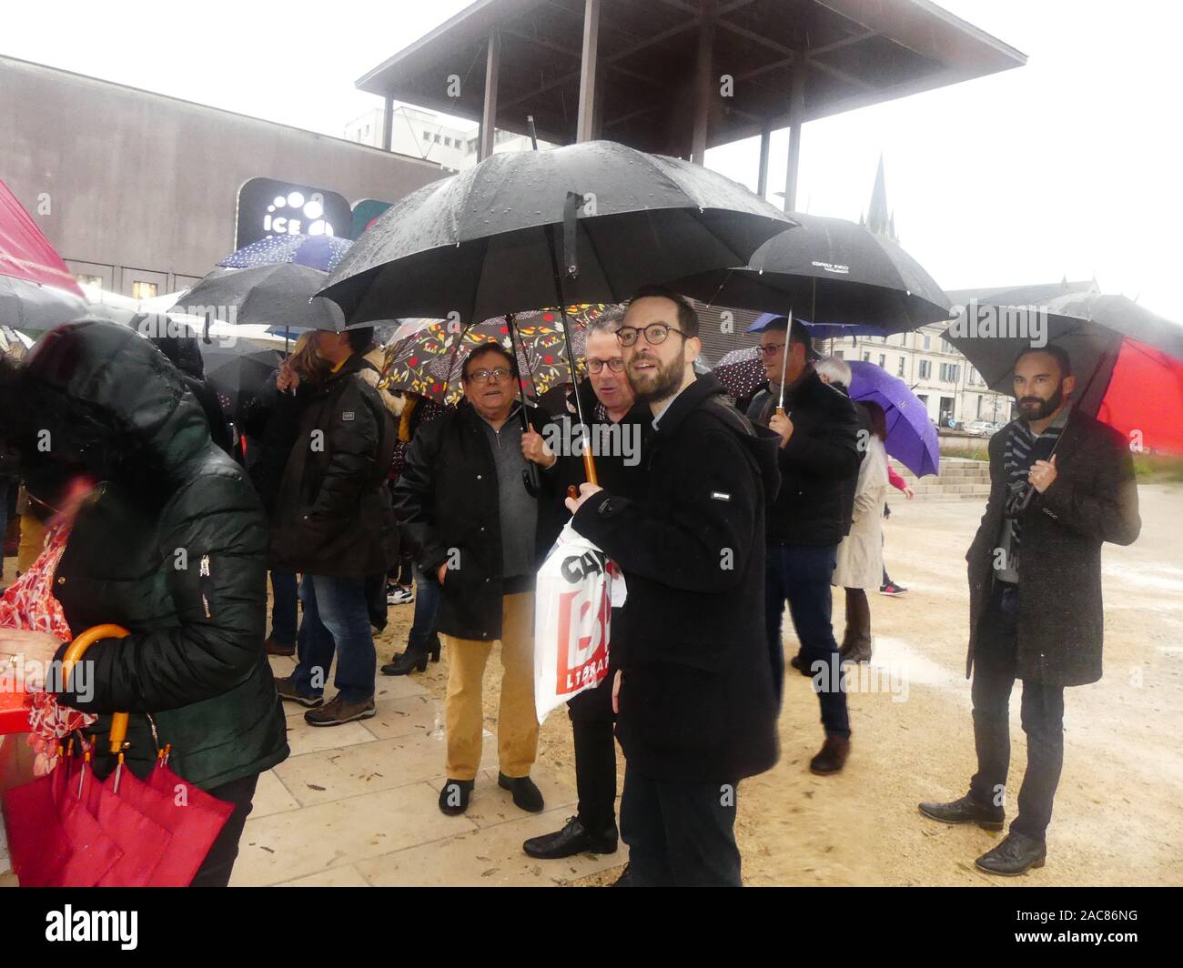 Die erste monumentale Skulptur des Bildhauers Franck Ayroles 'Les Demoiselles de la Brèche" wurde in Niort eröffnet eine große Volksmenge kamen, um ihn zu bewundern. Stockfoto