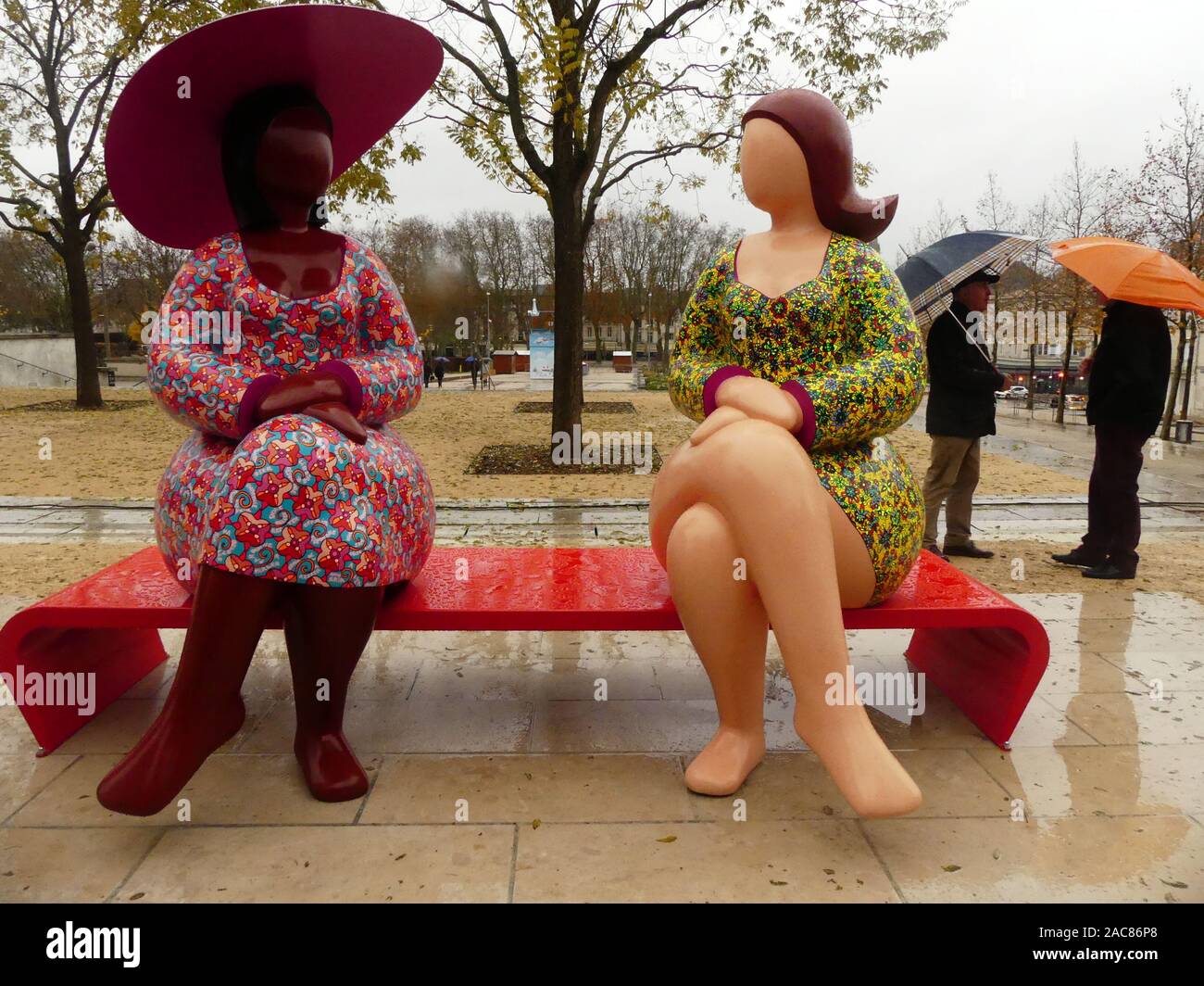 Die erste monumentale Skulptur des Bildhauers Franck Ayroles 'Les Demoiselles de la Brèche" wurde in Niort eröffnet eine große Volksmenge kamen, um ihn zu bewundern. Stockfoto