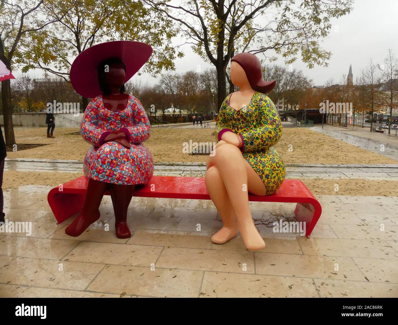 Die erste monumentale Skulptur des Bildhauers Franck Ayroles 'Les Demoiselles de la Brèche" wurde in Niort eröffnet eine große Volksmenge kamen, um ihn zu bewundern. Stockfoto