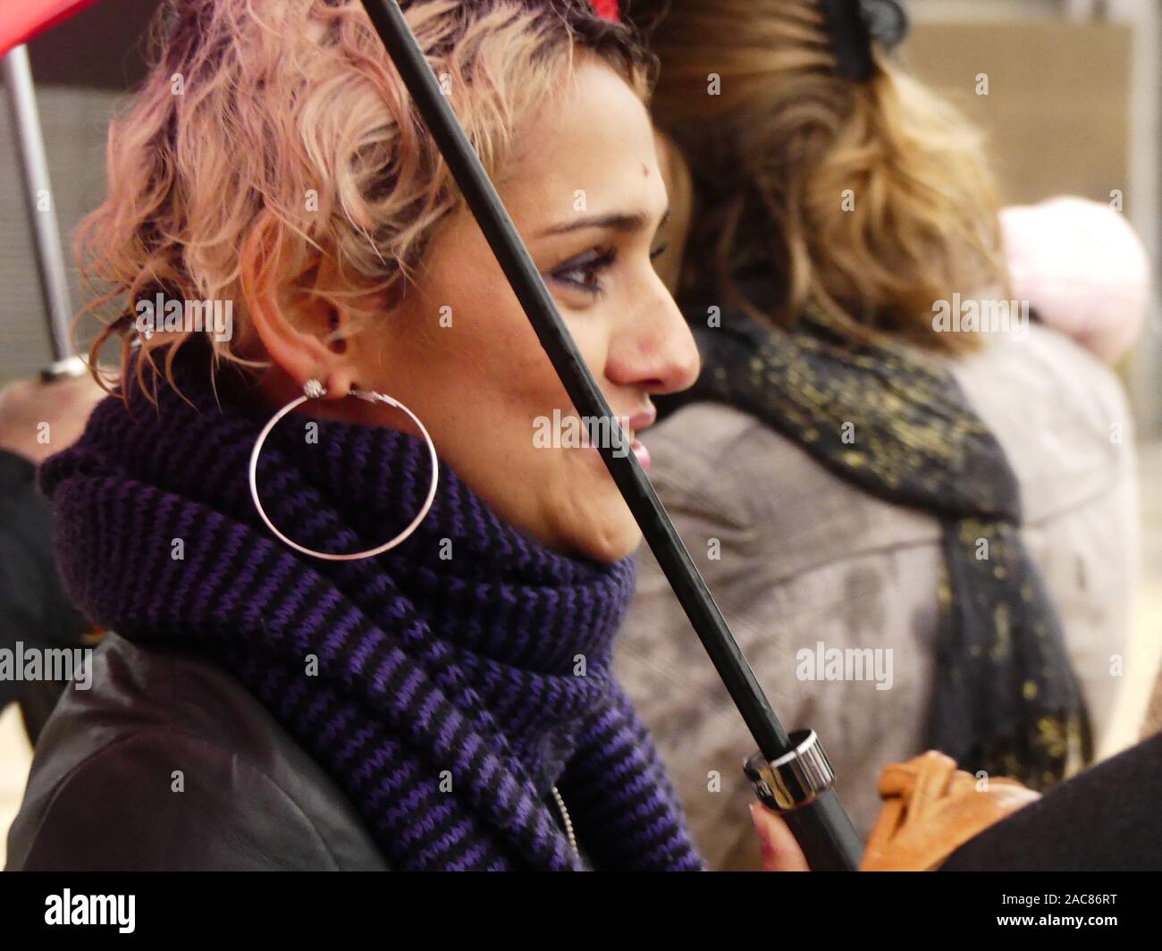 Die erste monumentale Skulptur des Bildhauers Franck Ayroles 'Les Demoiselles de la Brèche" wurde in Niort eröffnet eine große Volksmenge kamen, um ihn zu bewundern. Stockfoto