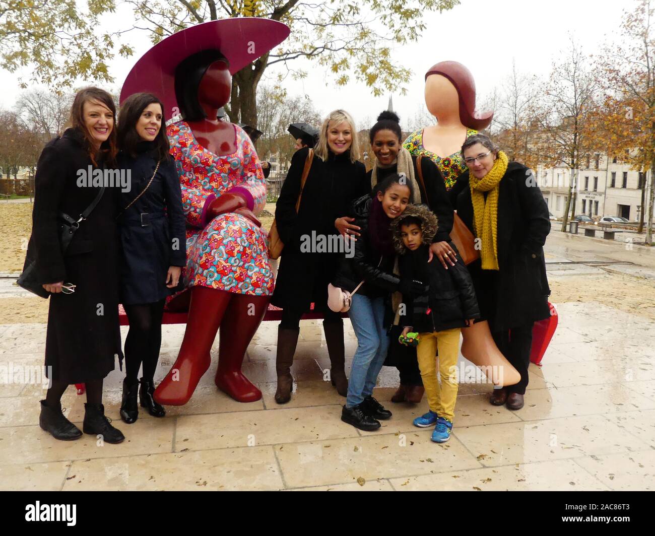Die erste monumentale Skulptur des Bildhauers Franck Ayroles 'Les Demoiselles de la Brèche" wurde in Niort eröffnet eine große Volksmenge kamen, um ihn zu bewundern. Stockfoto