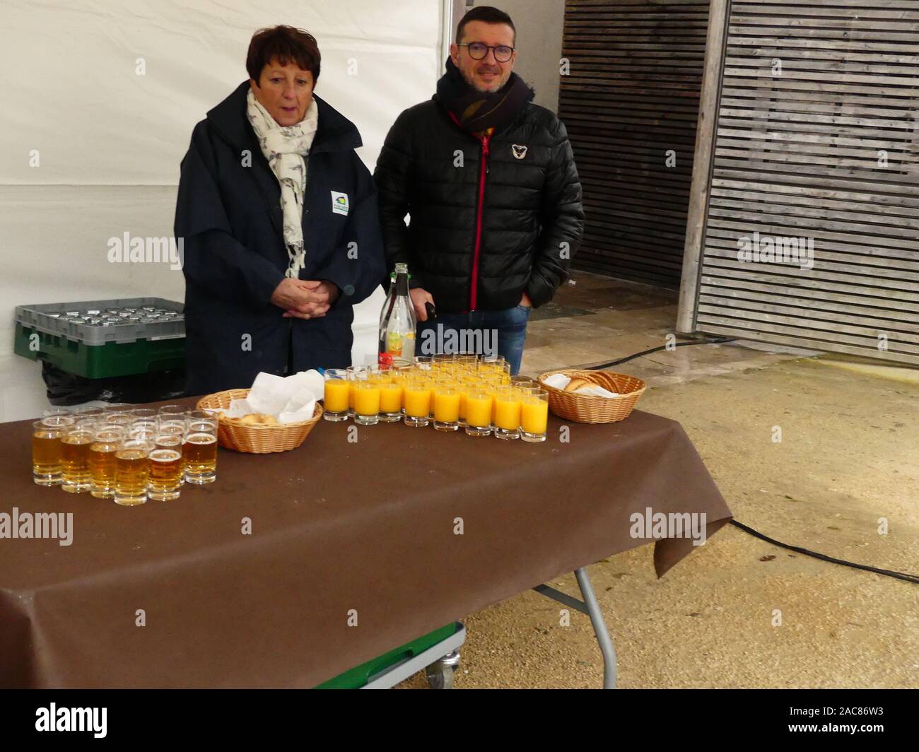 Die erste monumentale Skulptur des Bildhauers Franck Ayroles 'Les Demoiselles de la Brèche" wurde in Niort eröffnet eine große Volksmenge kamen, um ihn zu bewundern. Stockfoto