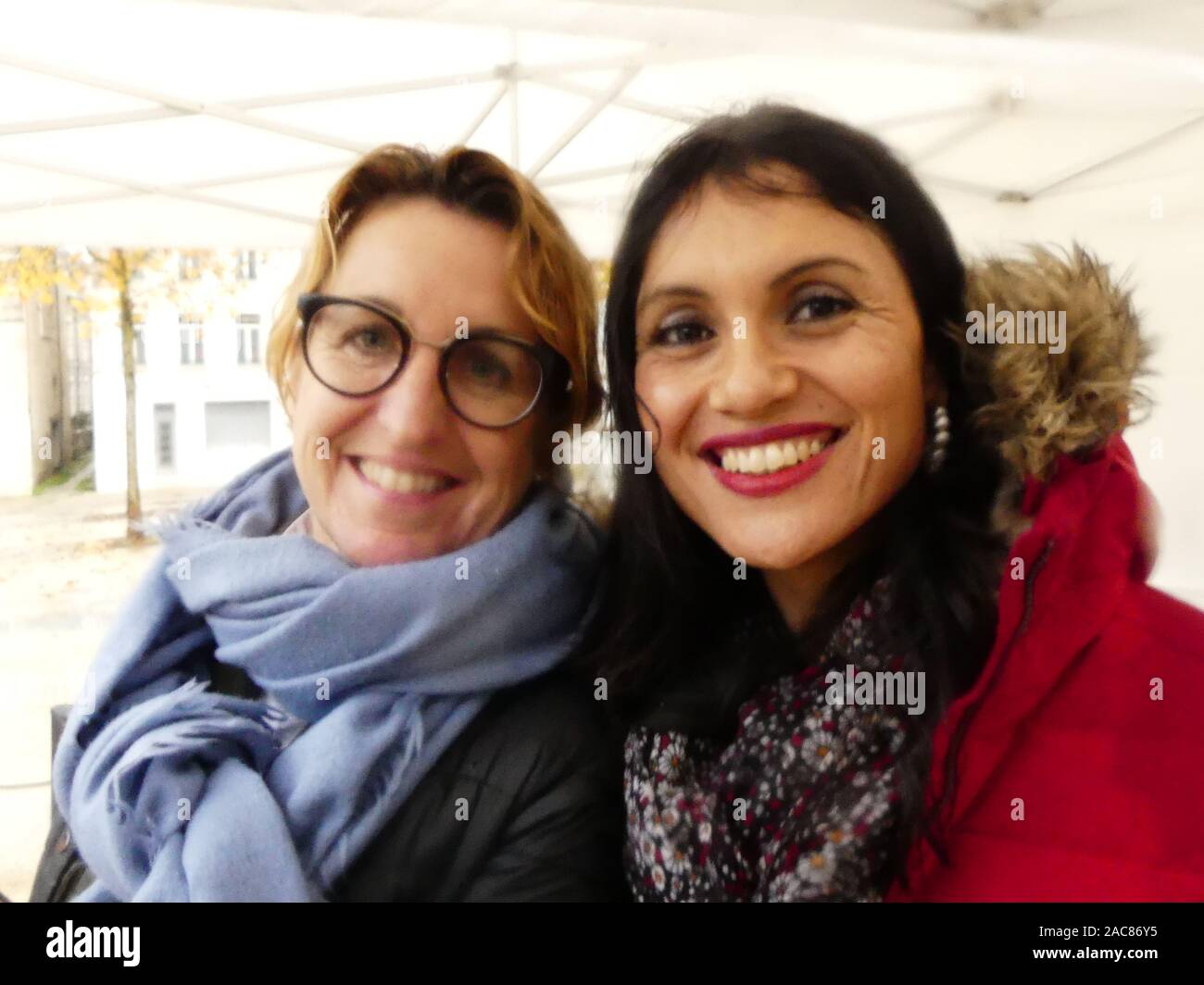 Die erste monumentale Skulptur des Bildhauers Franck Ayroles 'Les Demoiselles de la Brèche" wurde in Niort eröffnet eine große Volksmenge kamen, um ihn zu bewundern. Stockfoto