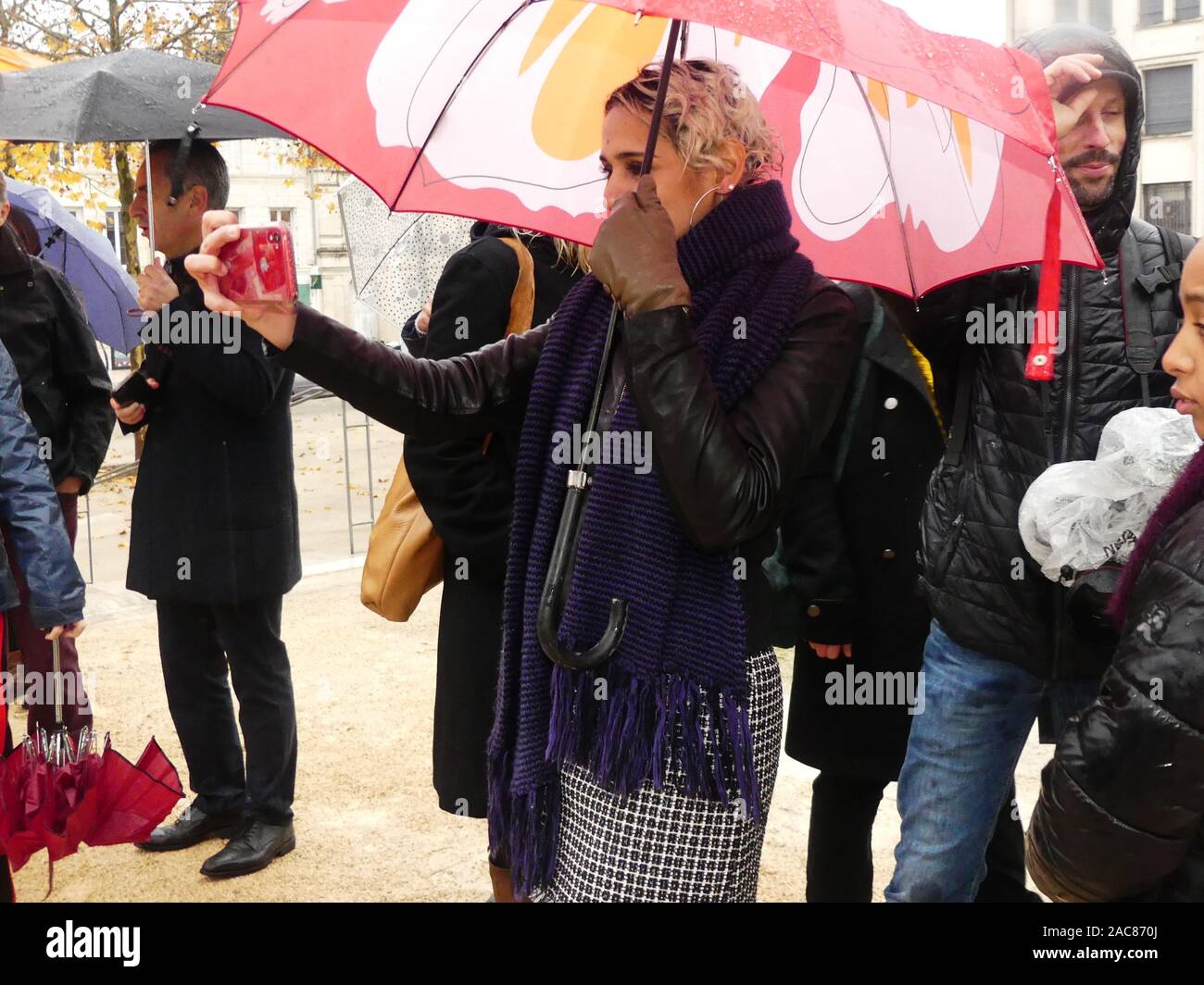 Die erste monumentale Skulptur des Bildhauers Franck Ayroles 'Les Demoiselles de la Brèche" wurde in Niort eröffnet eine große Volksmenge kamen, um ihn zu bewundern. Stockfoto