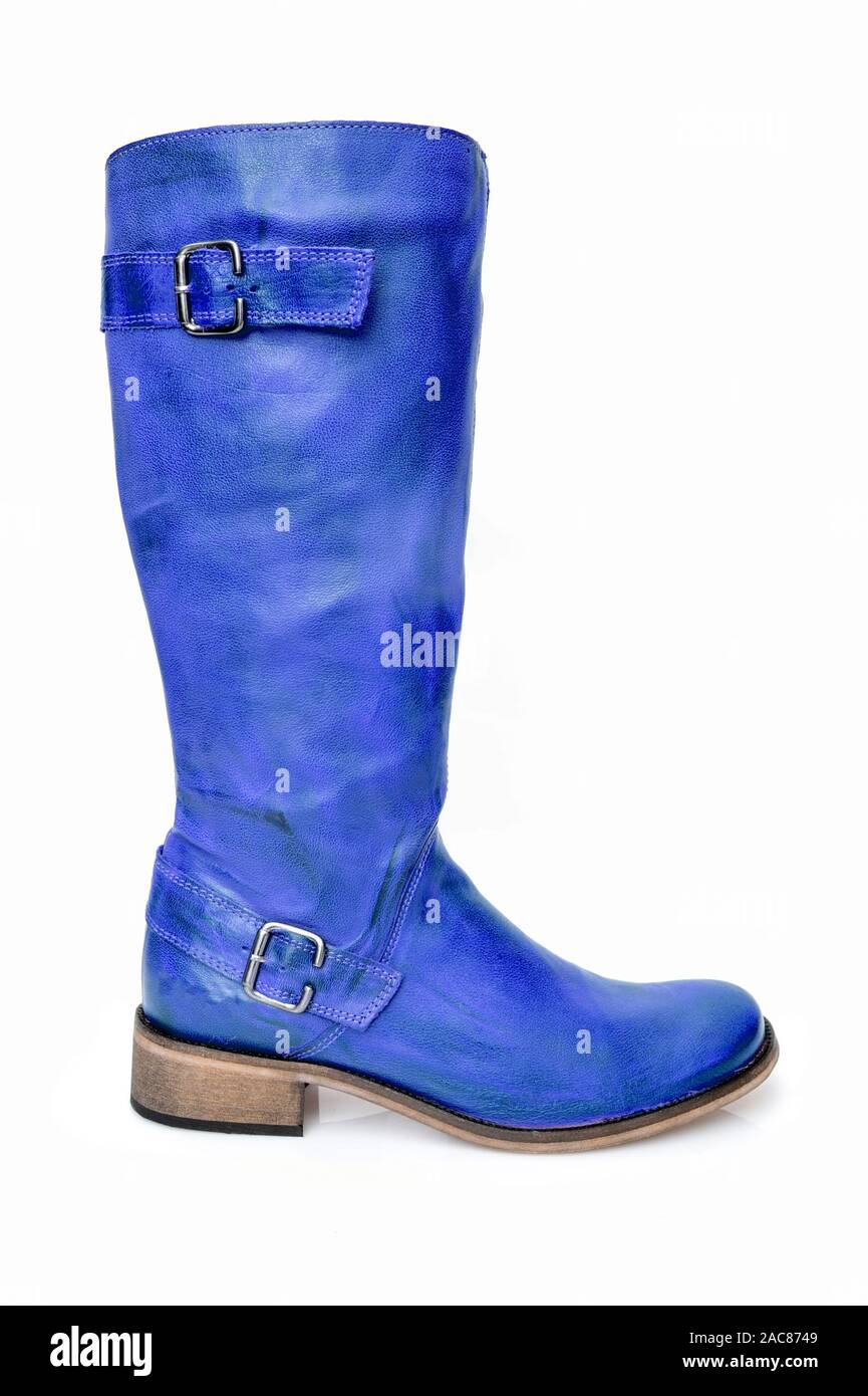Weibliche blaue Lederstiefel auf weißem Hintergrund, isoliertes Produkt. Stockfoto