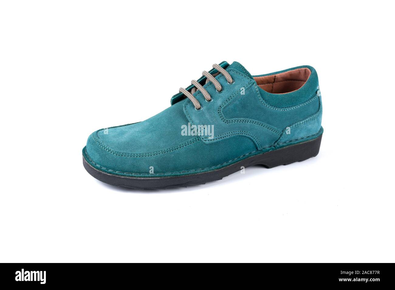 Männliche cyan Leder Schuhe auf weißem Hintergrund, isolierte Produkt, Ansicht von oben. Stockfoto