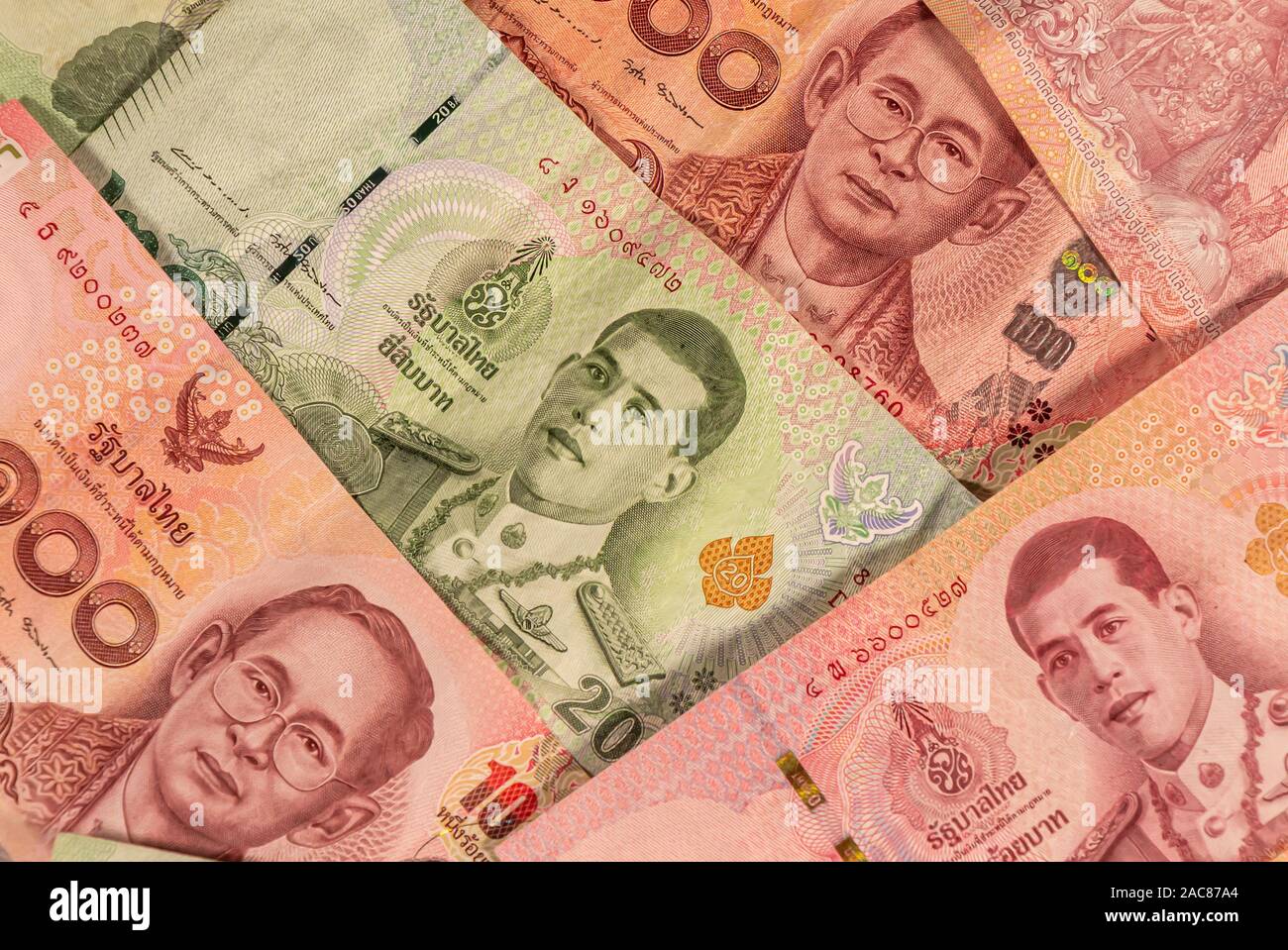 Eine Komposition von Thai Baht. THB Banknoten bietet große Möglichkeiten für die Illustration von Themen wie Handel, Banken, Medien, etc. Stockfoto
