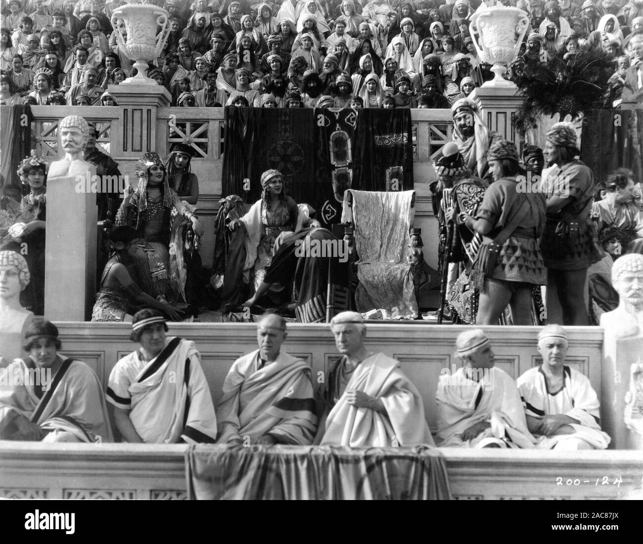 CARMEL MYERS als Iras und kann McAVOY als Esther im Circus Maximus Publikum in BEN-HUR: A TALE DES CHRISTUS 1925 Regisseur Fred Niblo Roman General Lew Wallace Anpassung Juni Mathis Stummfilm Metro Goldwyn Mayer Stockfoto