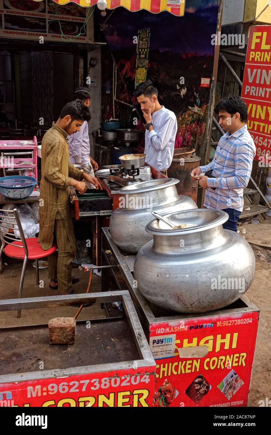 Große Töpfe mit frischen Lebensmitteln Sikandarpur Ghoshi Dorf neben der schnellen Metro, Gurgaon, Indien Stockfoto