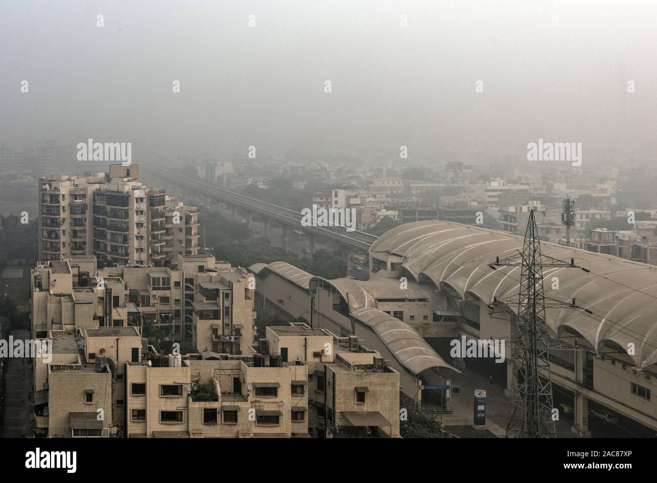 Die schnelle U-Bahn bei Sektor 55 mit dem Smog verdecken Vision und Vergiftung der Luft, Gurgaon, Haryana, Indien Stockfoto