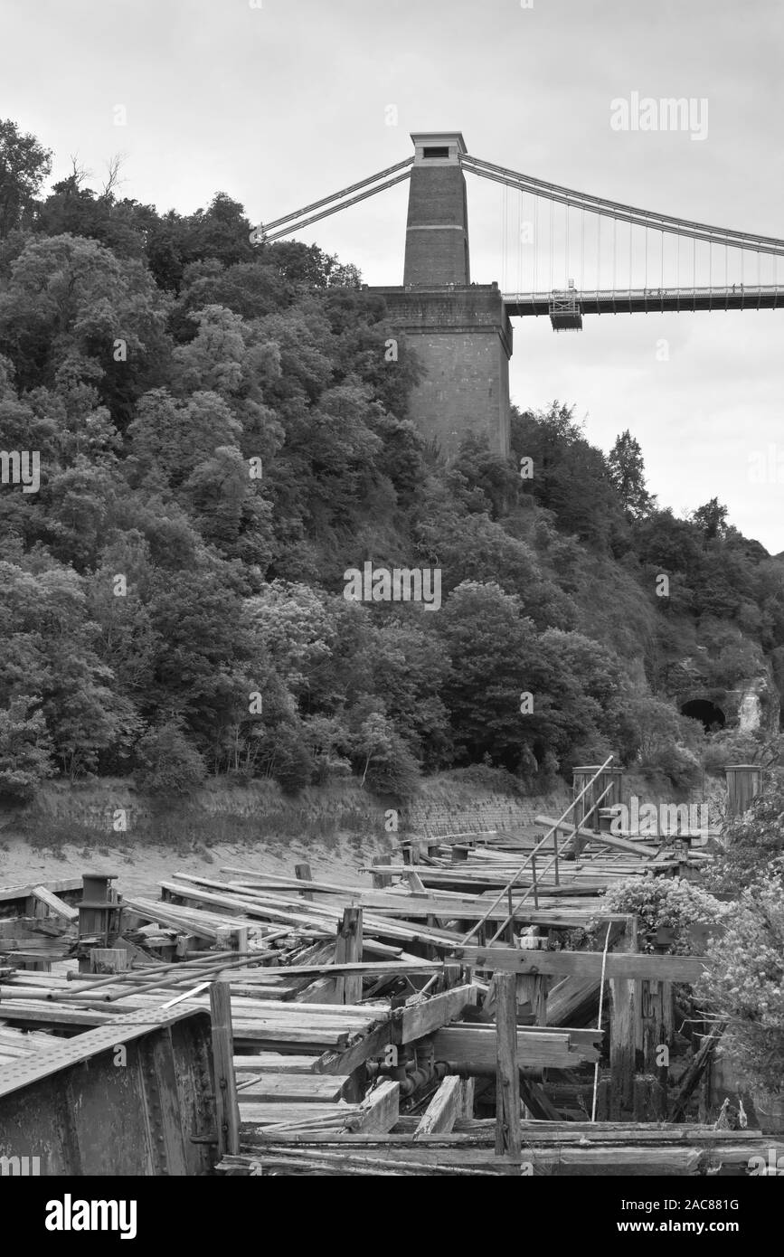 Das verlassene und inzwischen verderbte viktorianische Hafenbecken liegt an den Ufern der Avon Gorge bei Hotwells in der Nähe von Bristol in Somerset, England bei Ebbe. Stockfoto