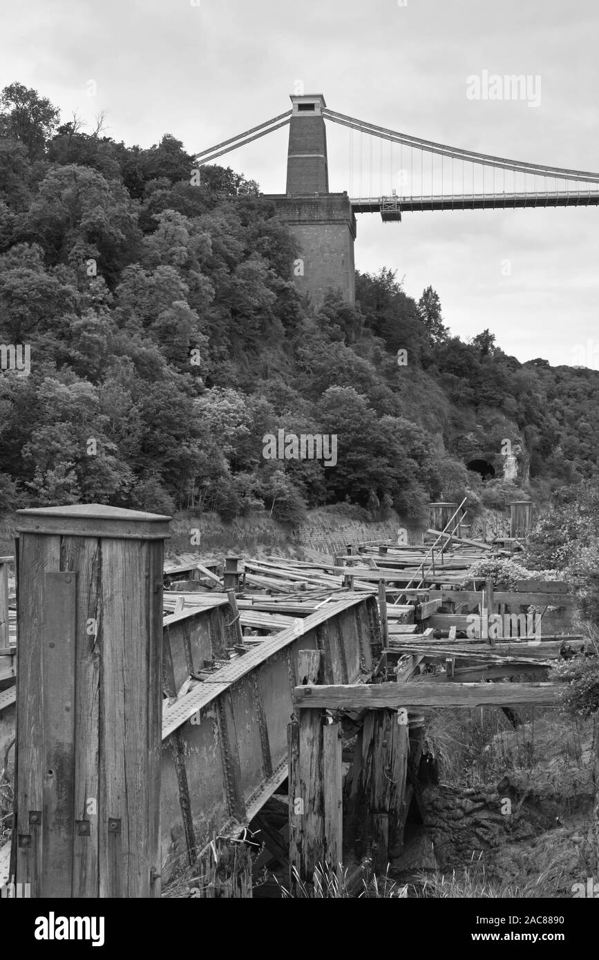 Das verlassene und inzwischen verderbte viktorianische Hafenbecken liegt an den Ufern der Avon Gorge bei Hotwells in der Nähe von Bristol in Somerset, England bei Ebbe. Stockfoto