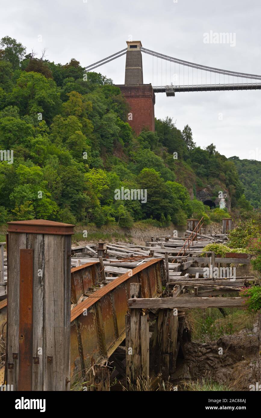 Das verlassene und inzwischen verderbte viktorianische Hafenbecken liegt an den Ufern der Avon Gorge bei Hotwells in der Nähe von Bristol in Somerset, England bei Ebbe. Stockfoto