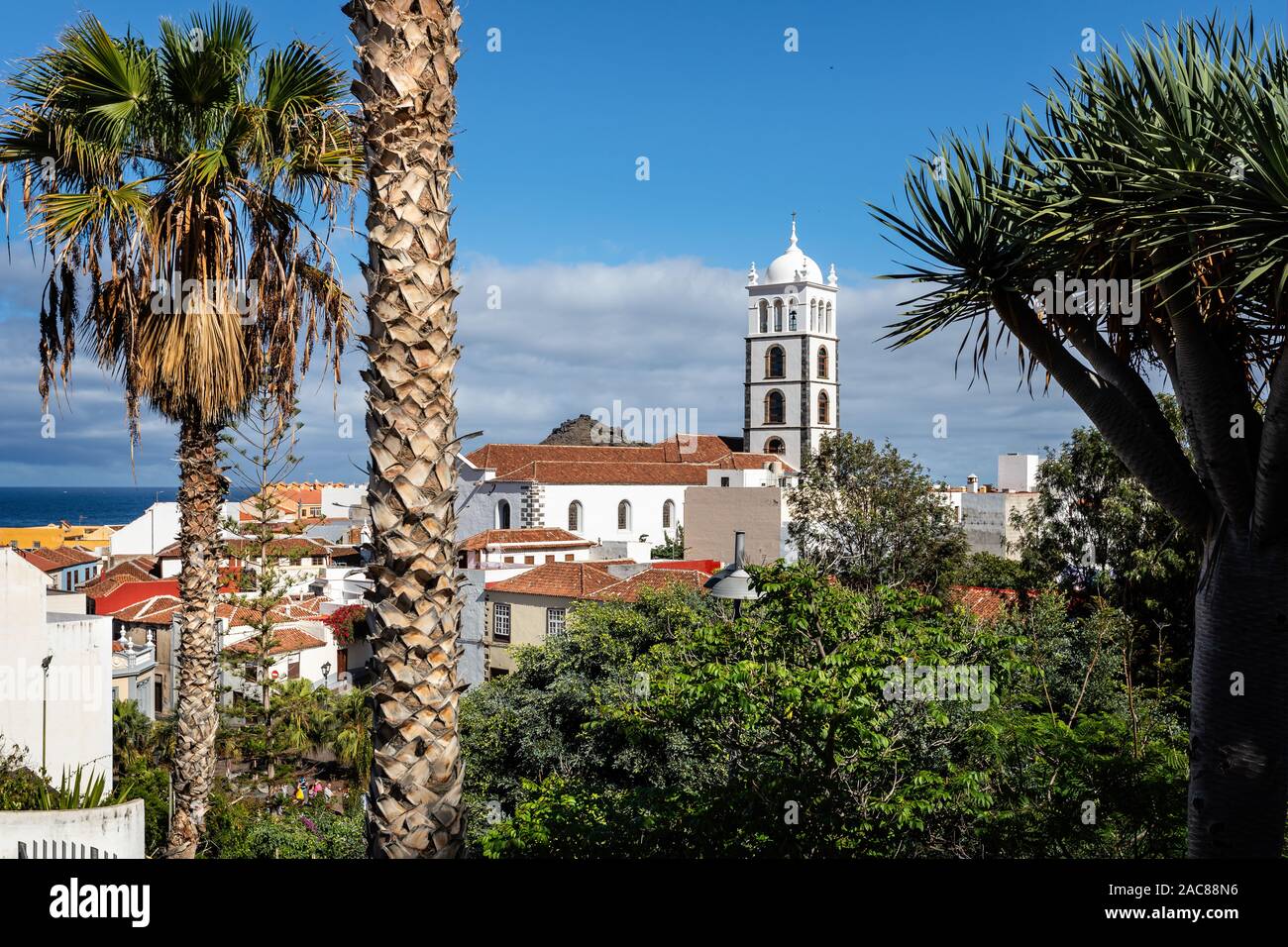 Blick hinunter in Richtung Santa Anna Kirche in Garachico, Teneriffa, Spanien am 23. November 2019 Stockfoto