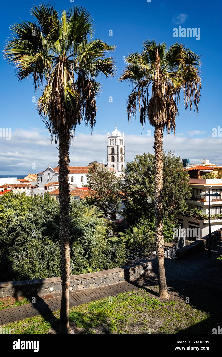 Blick hinunter in Richtung Santa Anna Kirche in Garachico, Teneriffa, Spanien am 23. November 2019 Stockfoto