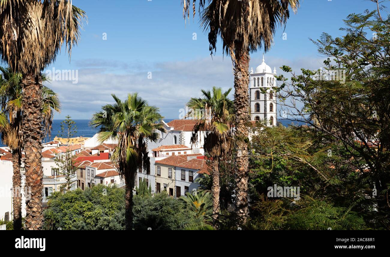 Blick hinunter in Richtung Santa Anna Kirche in Garachico, Teneriffa, Spanien am 23. November 2019 Stockfoto