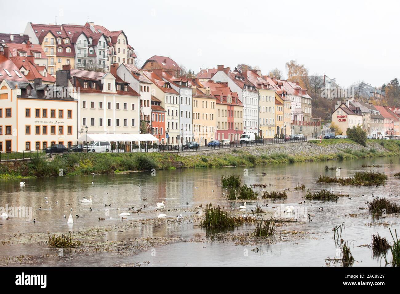 Ein Blick auf die Lausitzer Neiße und bunten Mietskasernen in Zgorzelec. Zgorzelec und Görlitz sind Partner Städte der Euro region Neiße entfernt in Sachsen (Deutschland) und Niederschlesien (Polen) Stockfoto