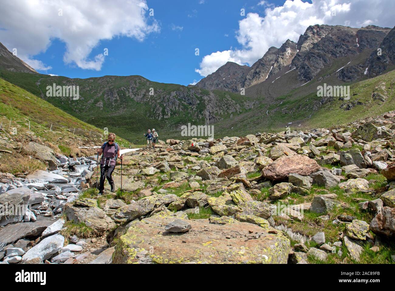 Wanderer in der Deferregen Bereich oberhalb von St. Jakob in Deferregen Stockfoto