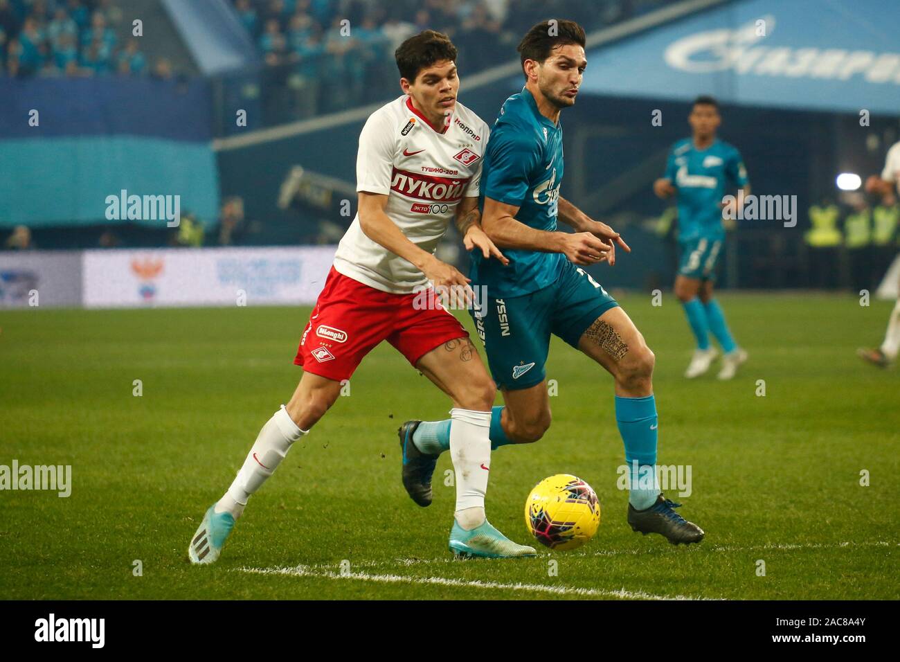 Magomed Ozdoev (R) von Zenit und Lucas Ayrton Dantas de Medeiros (L) von Spartak Moskau sind in Aktion während der Russischen Fußball Premier League Match zwischen Zenit St. Petersburg und Spartak Moskau. (Endstand; Zenit St. Petersburg 1:0 Spartak Moskau) Stockfoto