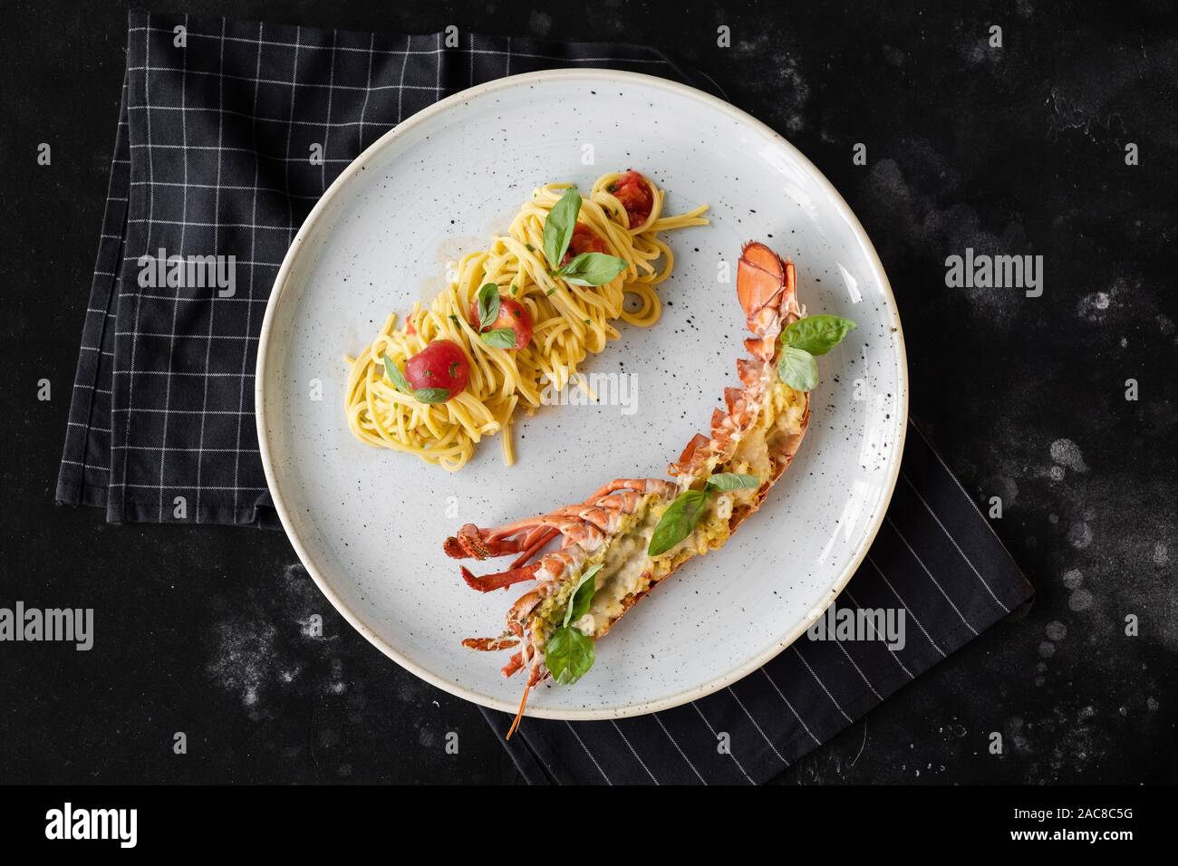 Nudeln mit Hummer. Stockfoto