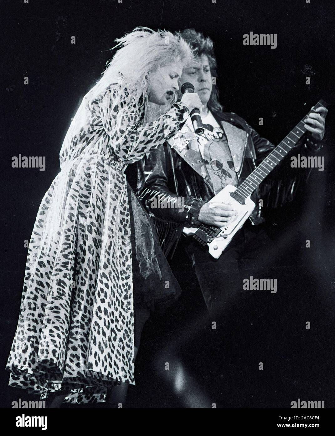 Cyndi Lauper singen mit Rick Derringer an der Gitarre in der "True Colors" Tour Konzert am Worcester Centruim in Worcester, Ma USA 1980 Foto's von Bill belknap Stockfoto