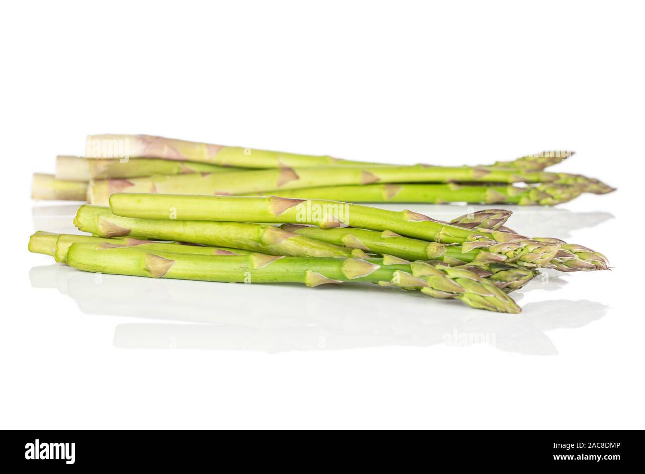 Menge ganz gesunden grünen Spargel heap auf weißem Hintergrund Stockfoto