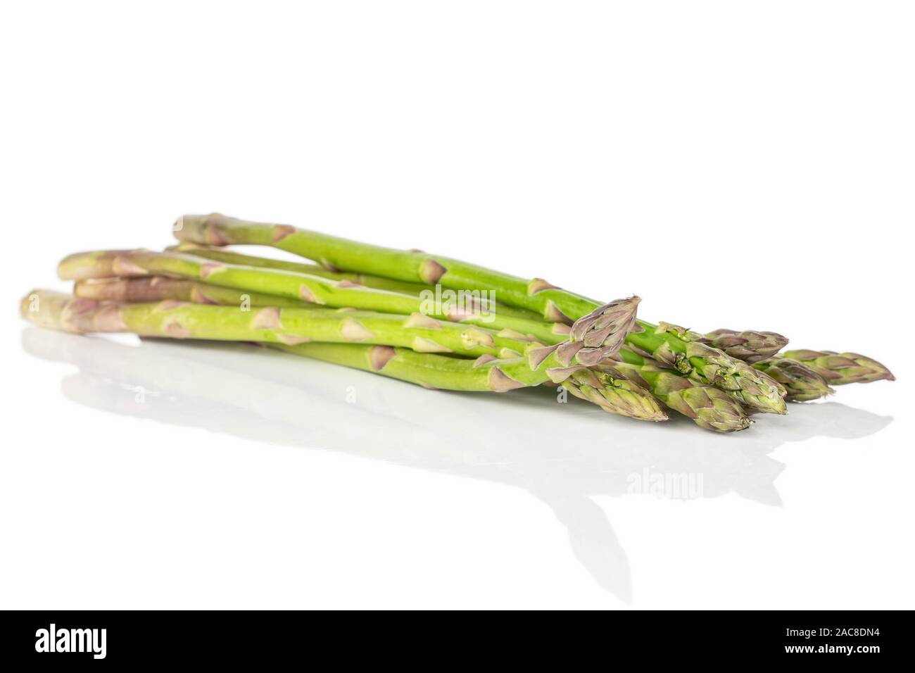 Menge ganz gesunden grünen Spargel heap auf weißem Hintergrund Stockfoto