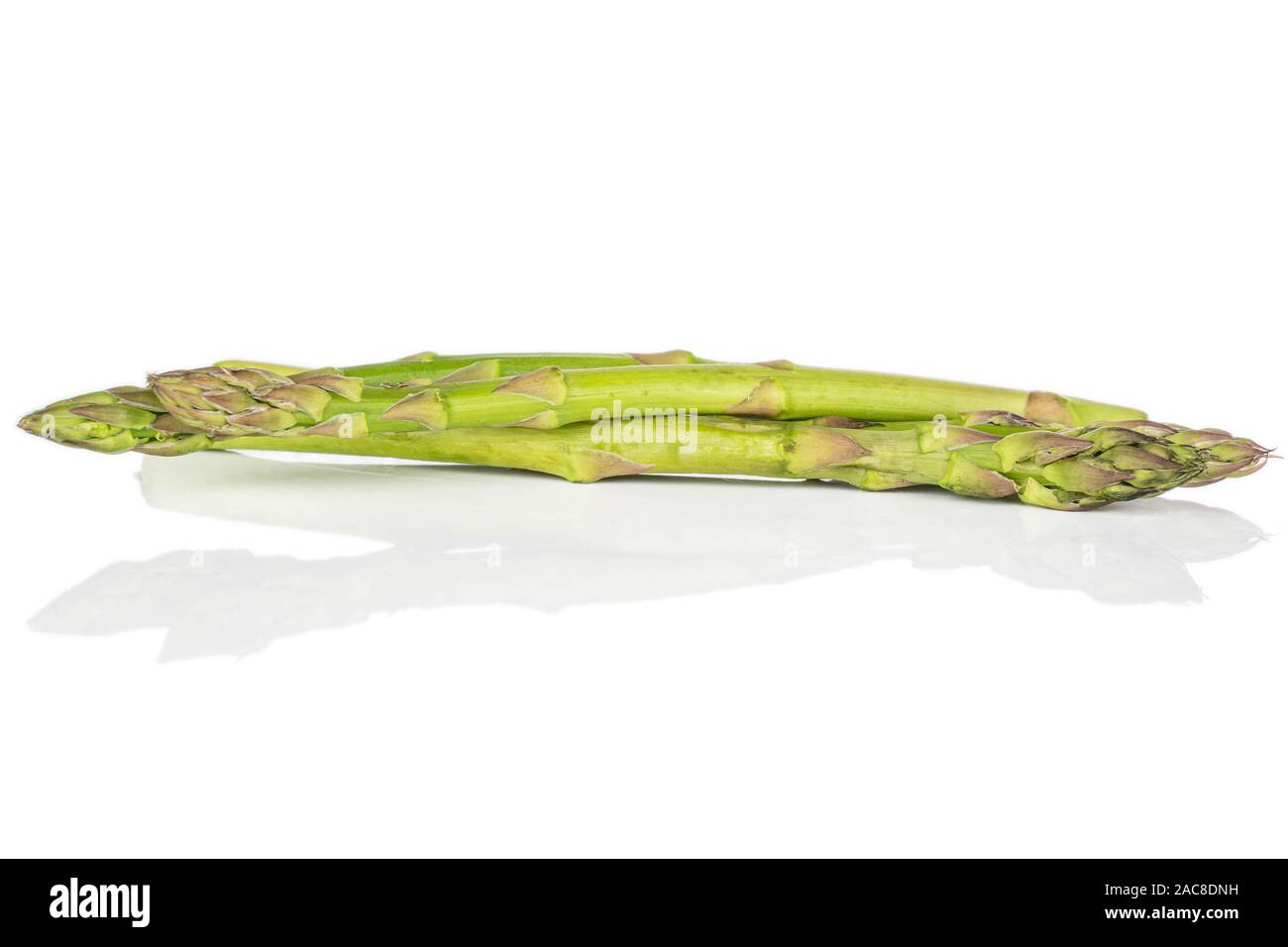 Gruppe von vier gesunden grünen Spargel auf weißem Hintergrund Stockfoto