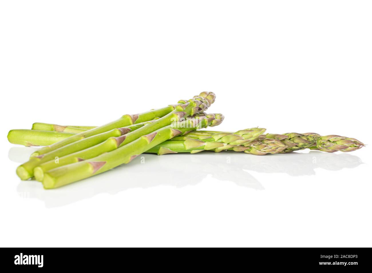 Gruppe von Sieben gesunden grünen Spargel auf weißem Hintergrund Stockfoto