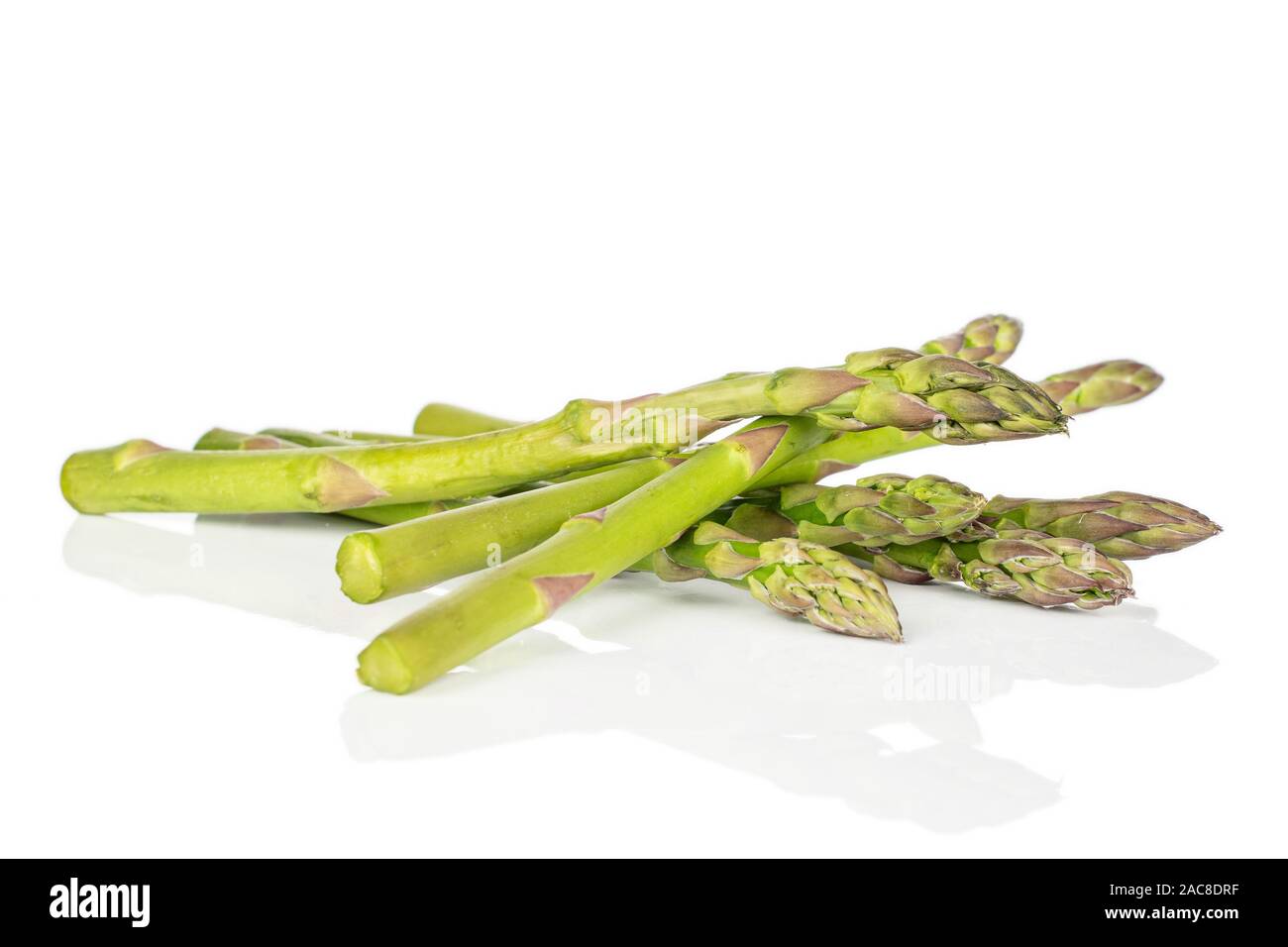 Menge ganz gesunden grünen Spargel auf weißem Hintergrund Stockfoto