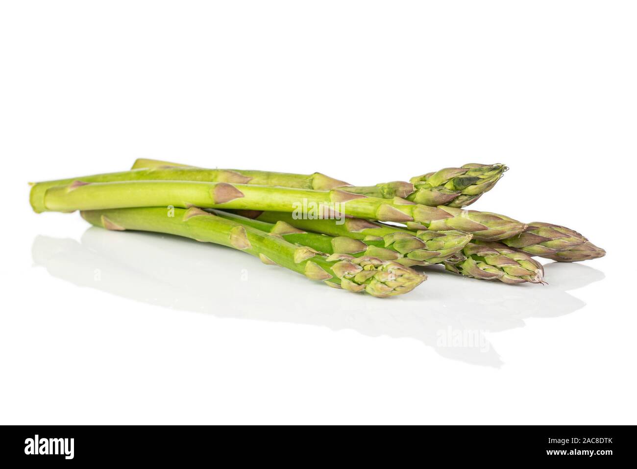 Menge ganz gesunden grünen Spargel auf weißem Hintergrund Stockfoto