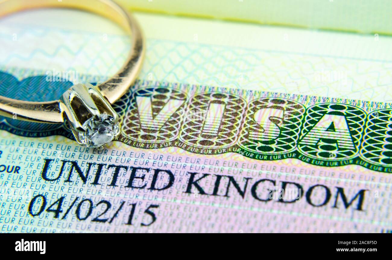 UK Visa Aufkleber in den Reisepass und das Engagement Diamond Ring oben platziert. Konzept Foto für für Partner und Ehepartner Visum GROSSBRITANNIEN. Makro Foto. Stockfoto