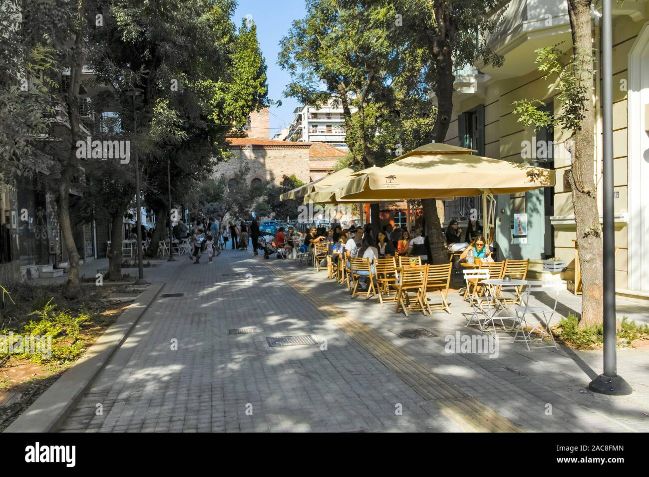 THESSALONIKI, Griechenland - 22. SEPTEMBER 2019: Typische Straße und Gebäude in der Stadt Thessaloniki, Zentralmakedonien, Griechenland Stockfoto