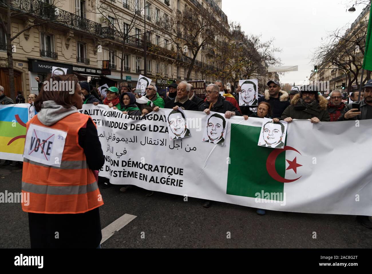 Paris, Frankreich. 1. Dez, 2019. Algerische diaspora März in Frankreich für einen demokratischen Übergang in Algerien am 1. Dezember 2019 in Paris, Frankreich. Stockfoto