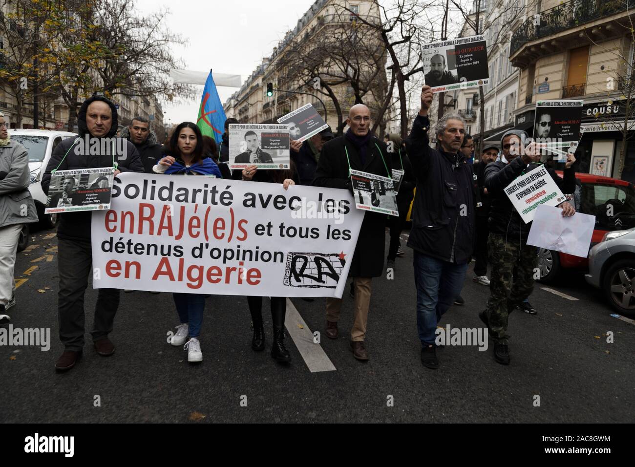 Paris, Frankreich. 1. Dez, 2019. Algerische diaspora März in Frankreich für einen demokratischen Übergang in Algerien am 1. Dezember 2019 in Paris, Frankreich. Stockfoto