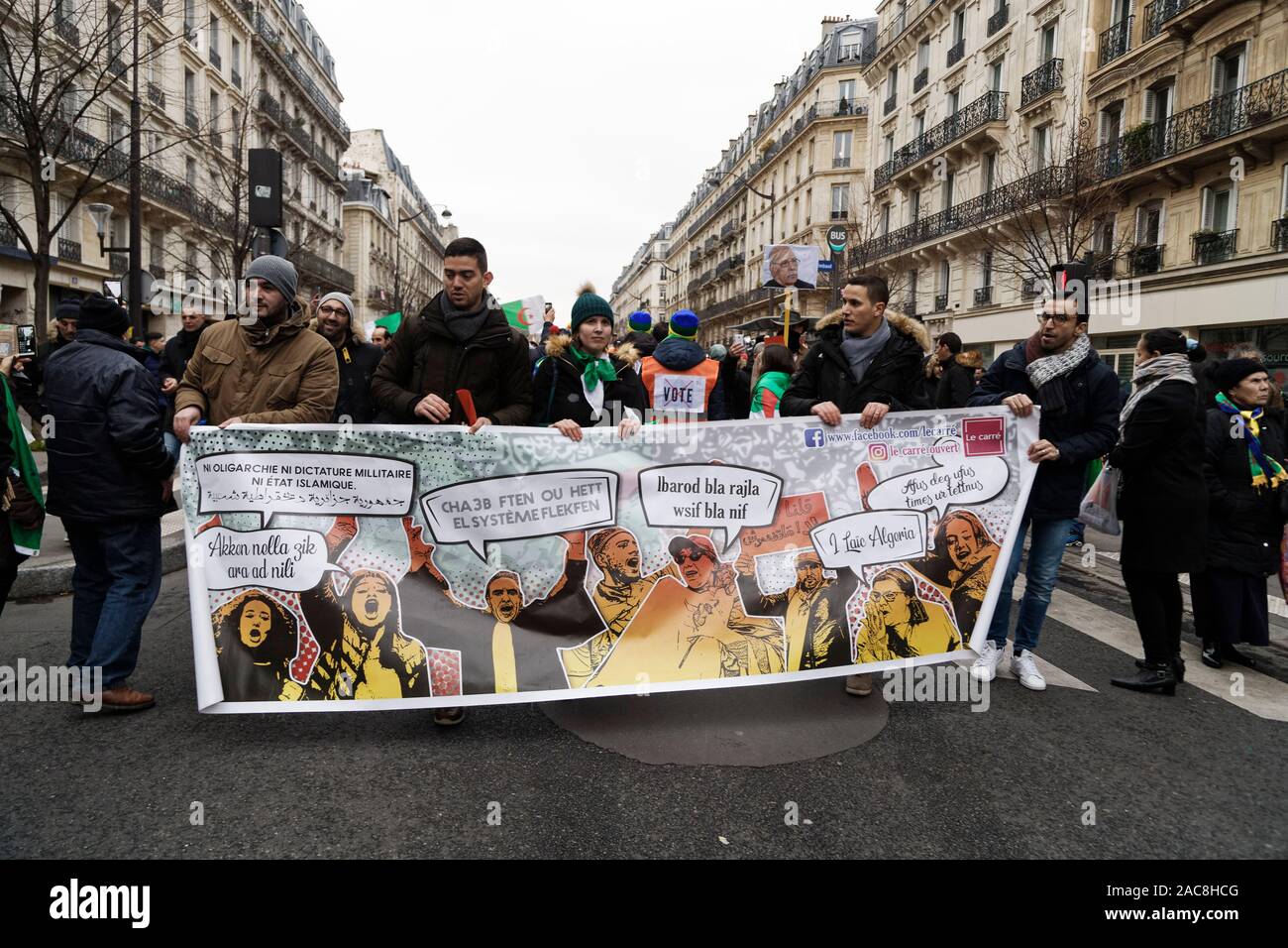 Paris, Frankreich. 1. Dez, 2019. Algerische diaspora März in Frankreich für einen demokratischen Übergang in Algerien am 1. Dezember 2019 in Paris, Frankreich. Stockfoto