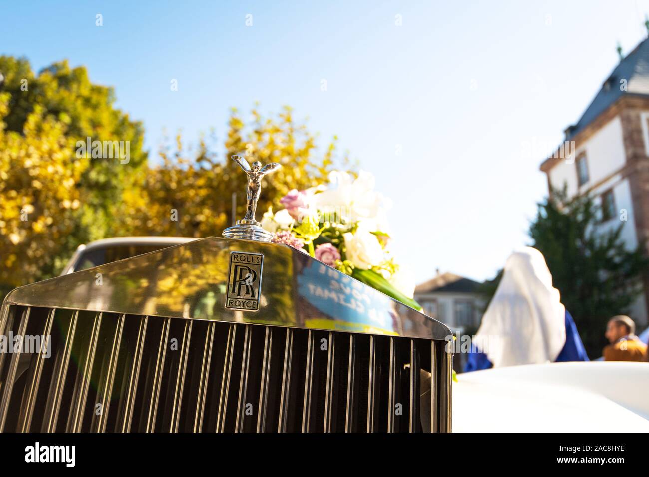 Paris, Frankreich, 21.September 2019: Vorderansicht des luxuriösen Rolls-Royce britischen Luxus Auto mit dem Geist der Ekstase Motorhaube Ornament und Silhouette von Braut und Bräutigam im Hintergrund Stockfoto