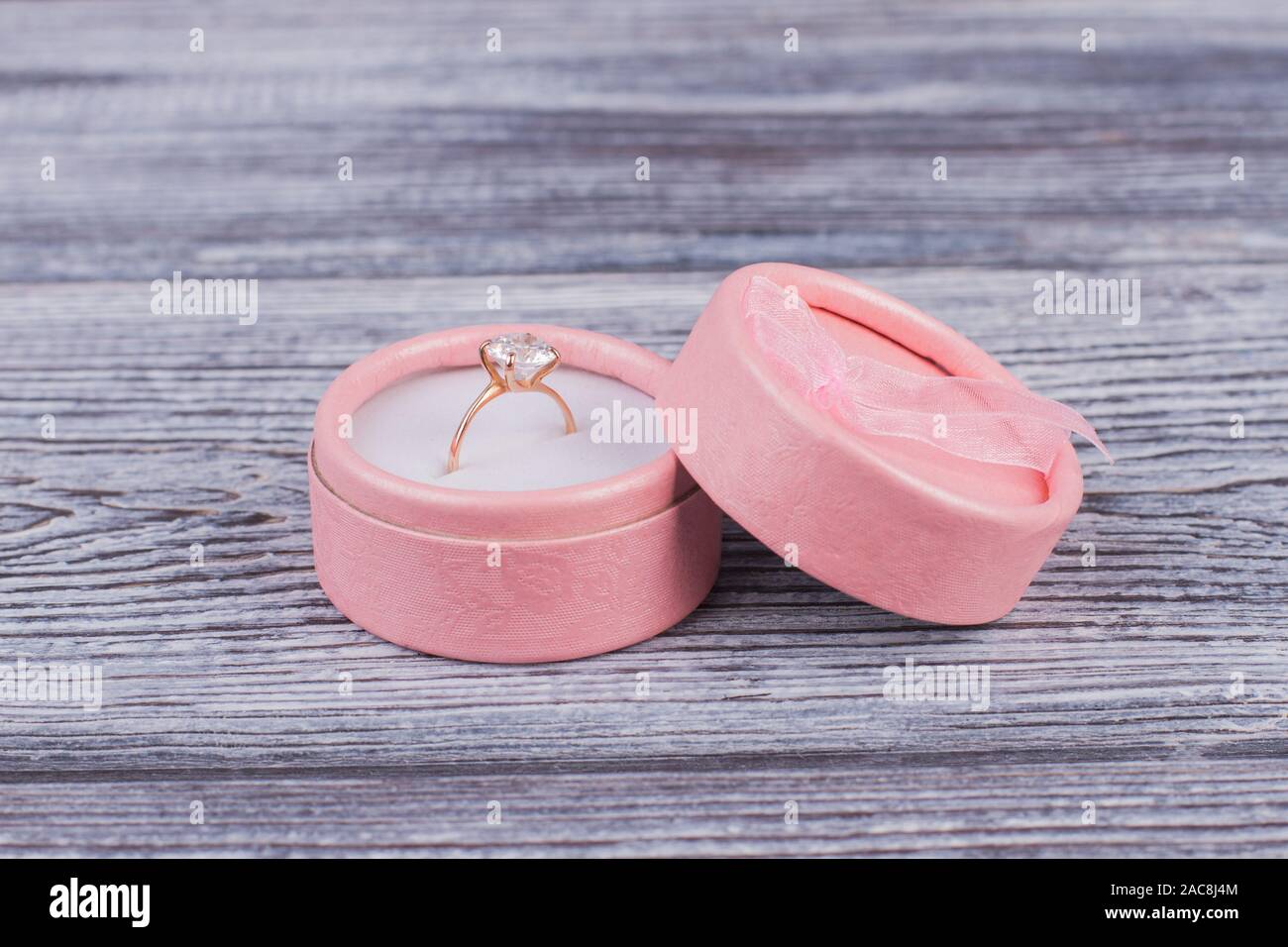 Luxus Hochzeit Diamantring in Schmuck Geschenkbox. Stockfoto