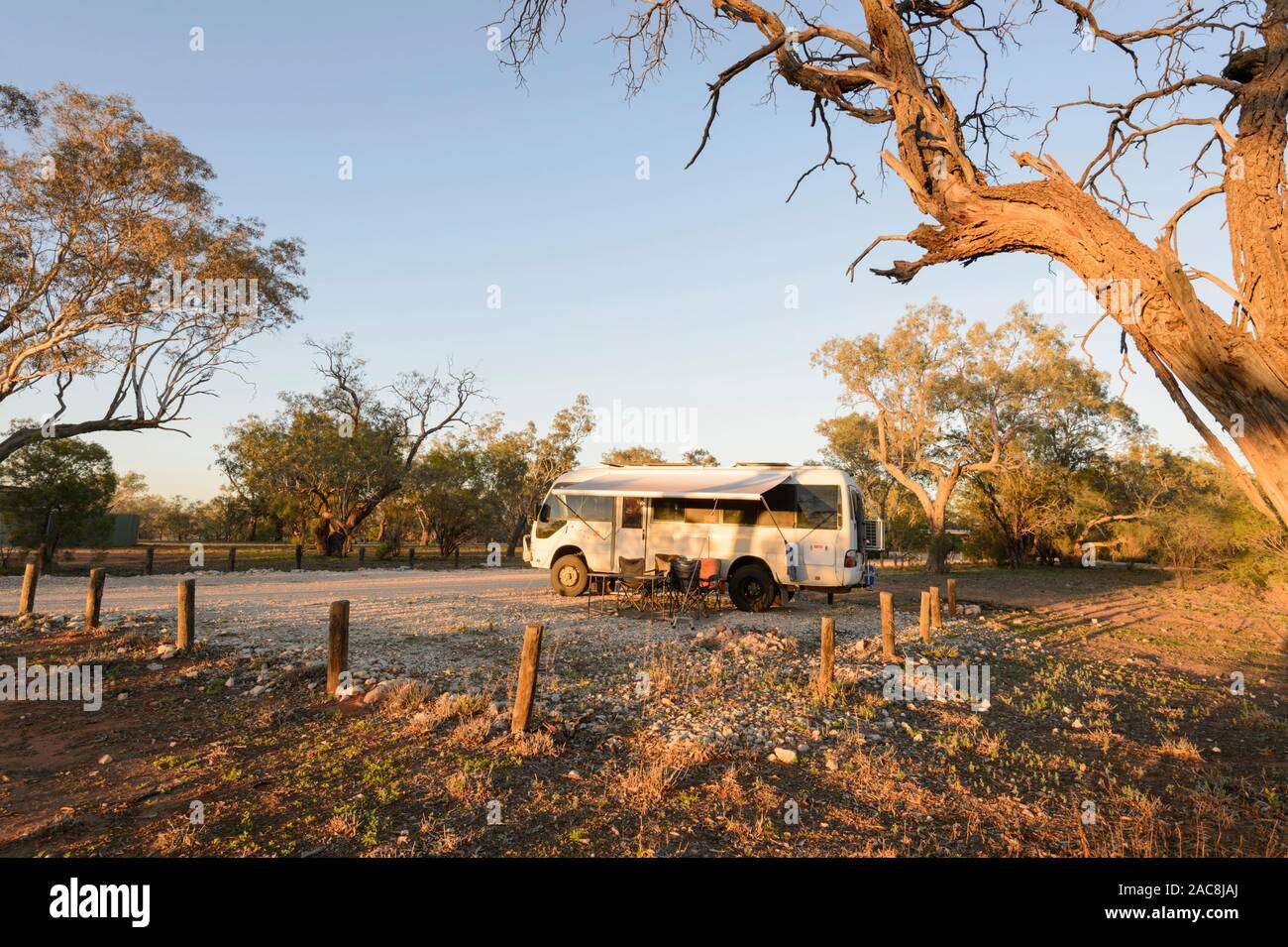 Ein Toyota Coaster Camping in der Wildnis an Gundabooka National Park, in der Nähe von Bourke, New South Wales, NSW, Australien Stockfoto