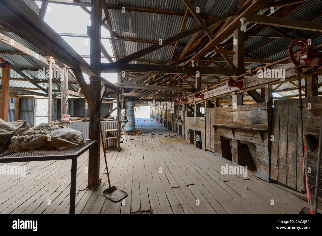 Innenraum der historischen Scheren Schuppen von Dunlop Station, in der Nähe von Louth, New South Wales, NSW, Australien Stockfoto